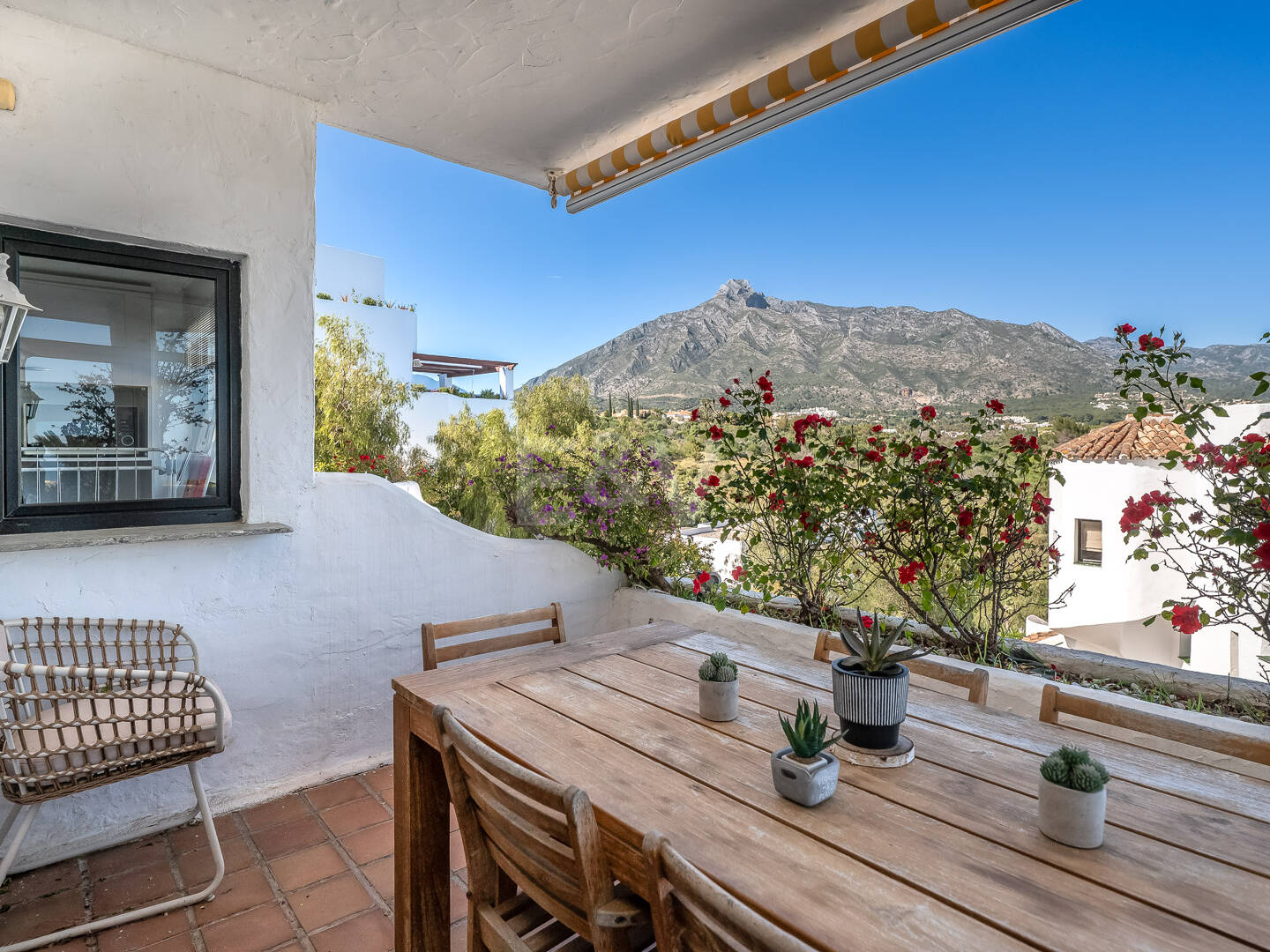 Bright Middle- Floor Apartament w Lomas de Marbella Club z przestronnym tarasem