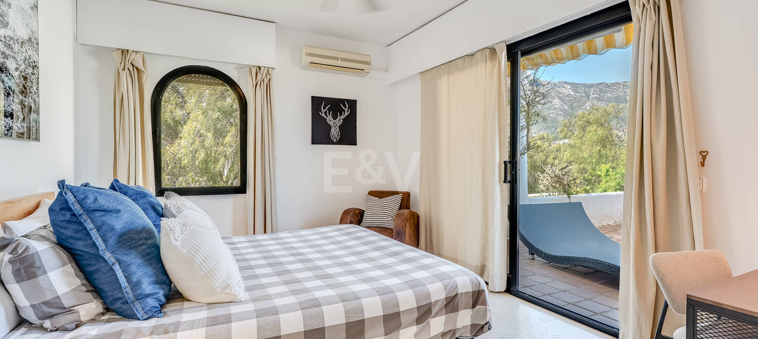 Helle Wohnung im Mittelgeschoss in Lomas de Marbella Club mit Großzügiger Terrasse