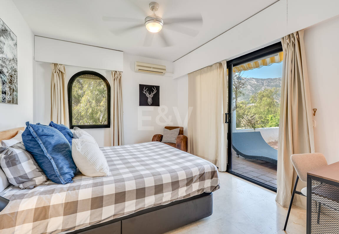 Bright Middle-Floor Apartment in Lomas de Marbella Club with Spacious Terrace