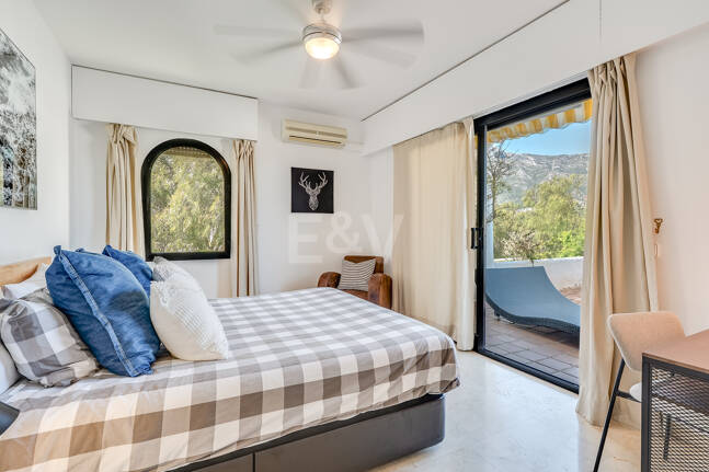 Bright Middle-Floor Apartment in Lomas de Marbella Club with Spacious Terrace