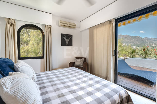 Bright Middle-Floor Apartment in Lomas de Marbella Club with Spacious Terrace