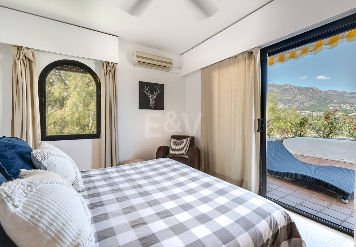 Bright Middle-Floor Apartment in Lomas de Marbella Club with Spacious Terrace