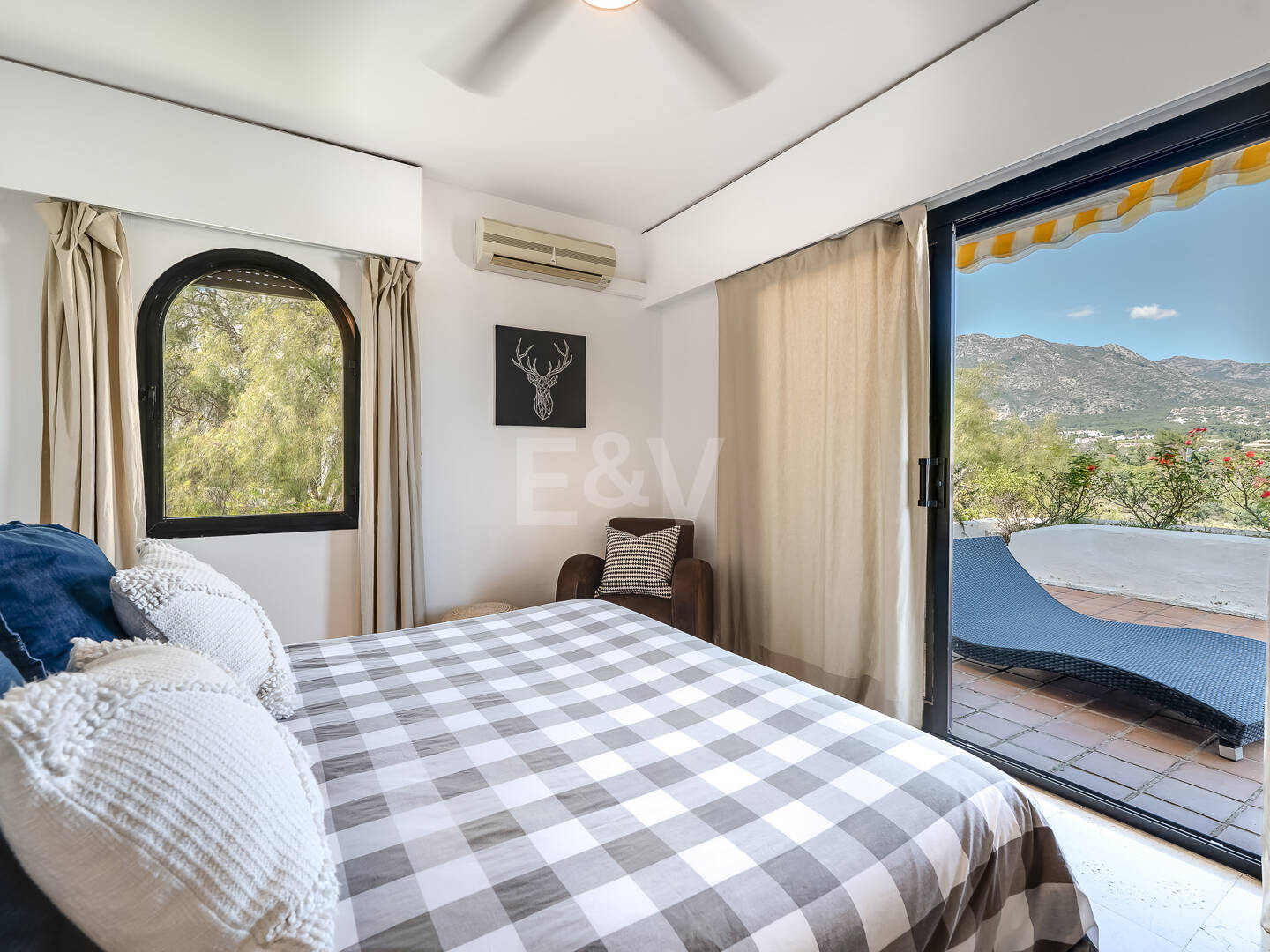 Bright Middle-Floor Apartment in Lomas de Marbella Club with Spacious Terrace