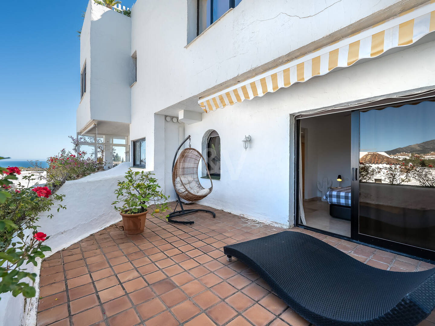 Bright Middle- Floor Apartament w Lomas de Marbella Club z przestronnym tarasem