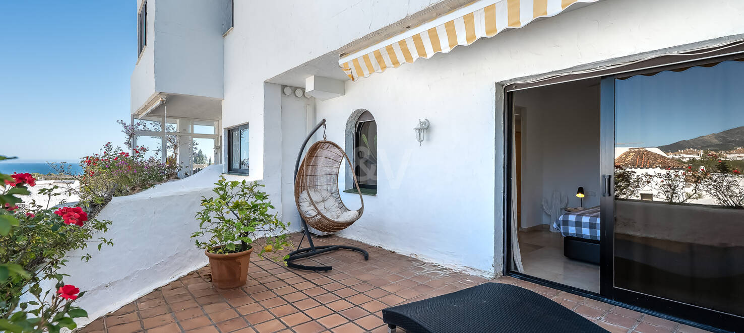 Helle Wohnung im Mittelgeschoss in Lomas de Marbella Club mit Großzügiger Terrasse