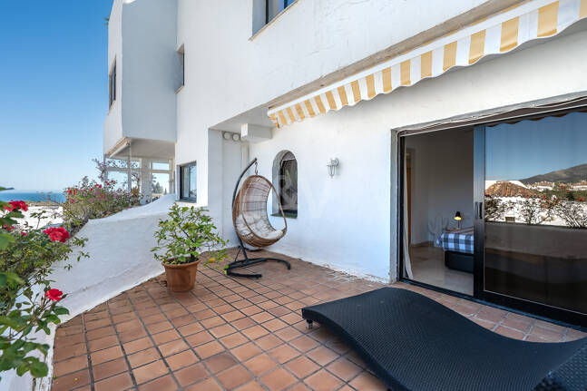 Bright Middle-Floor Apartment in Lomas de Marbella Club with Spacious Terrace