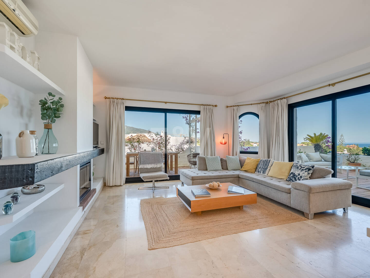 Bright Middle- Floor Apartament w Lomas de Marbella Club z przestronnym tarasem