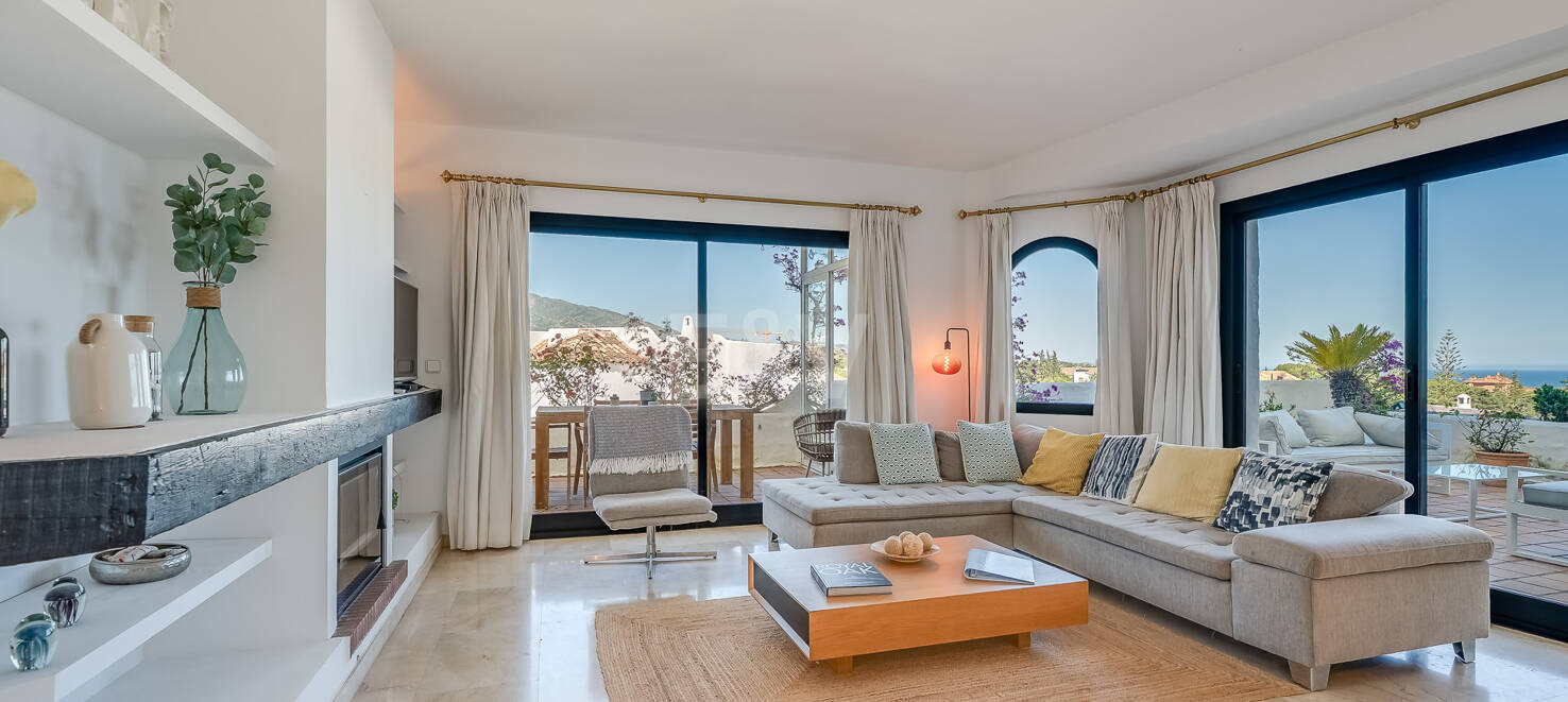 Helle Wohnung im Mittelgeschoss in Lomas de Marbella Club mit Großzügiger Terrasse