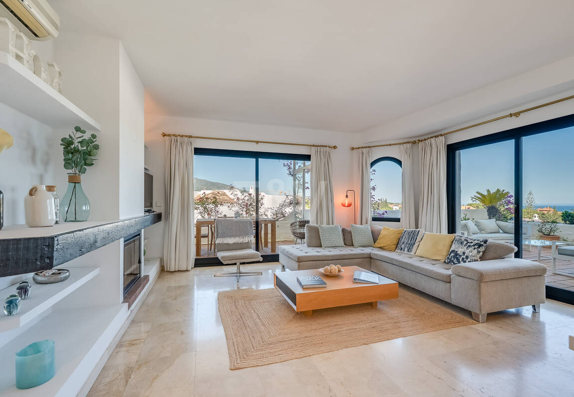 Bright Middle-Floor Apartment in Lomas de Marbella Club with Spacious Terrace