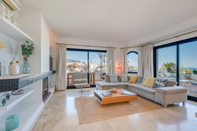 Bright Middle-Floor Apartment in Lomas de Marbella Club with Spacious Terrace