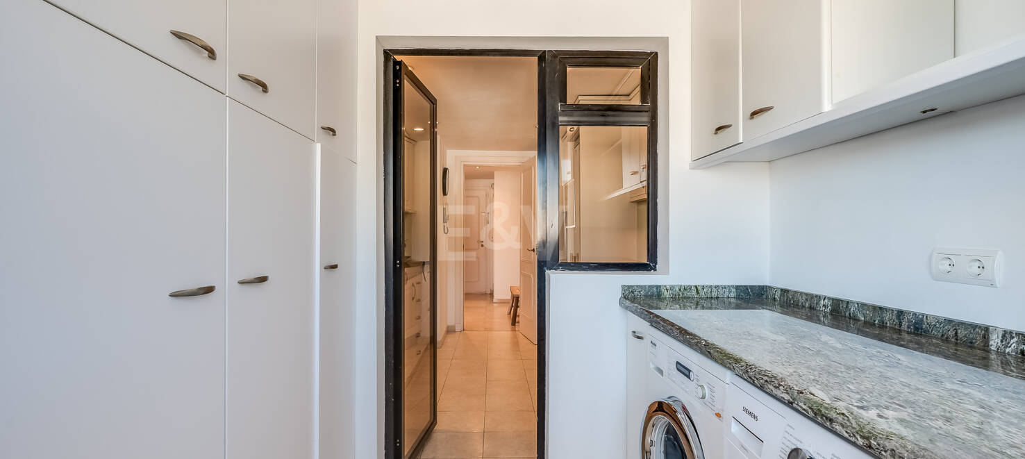 Helle Wohnung im Mittelgeschoss in Lomas de Marbella Club mit Großzügiger Terrasse