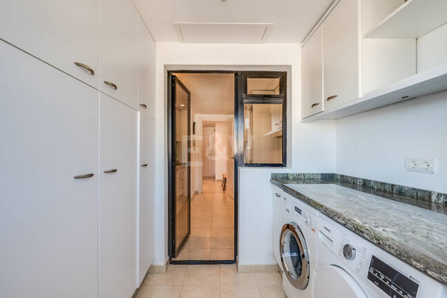 Bright Middle-Floor Apartment in Lomas de Marbella Club with Spacious Terrace