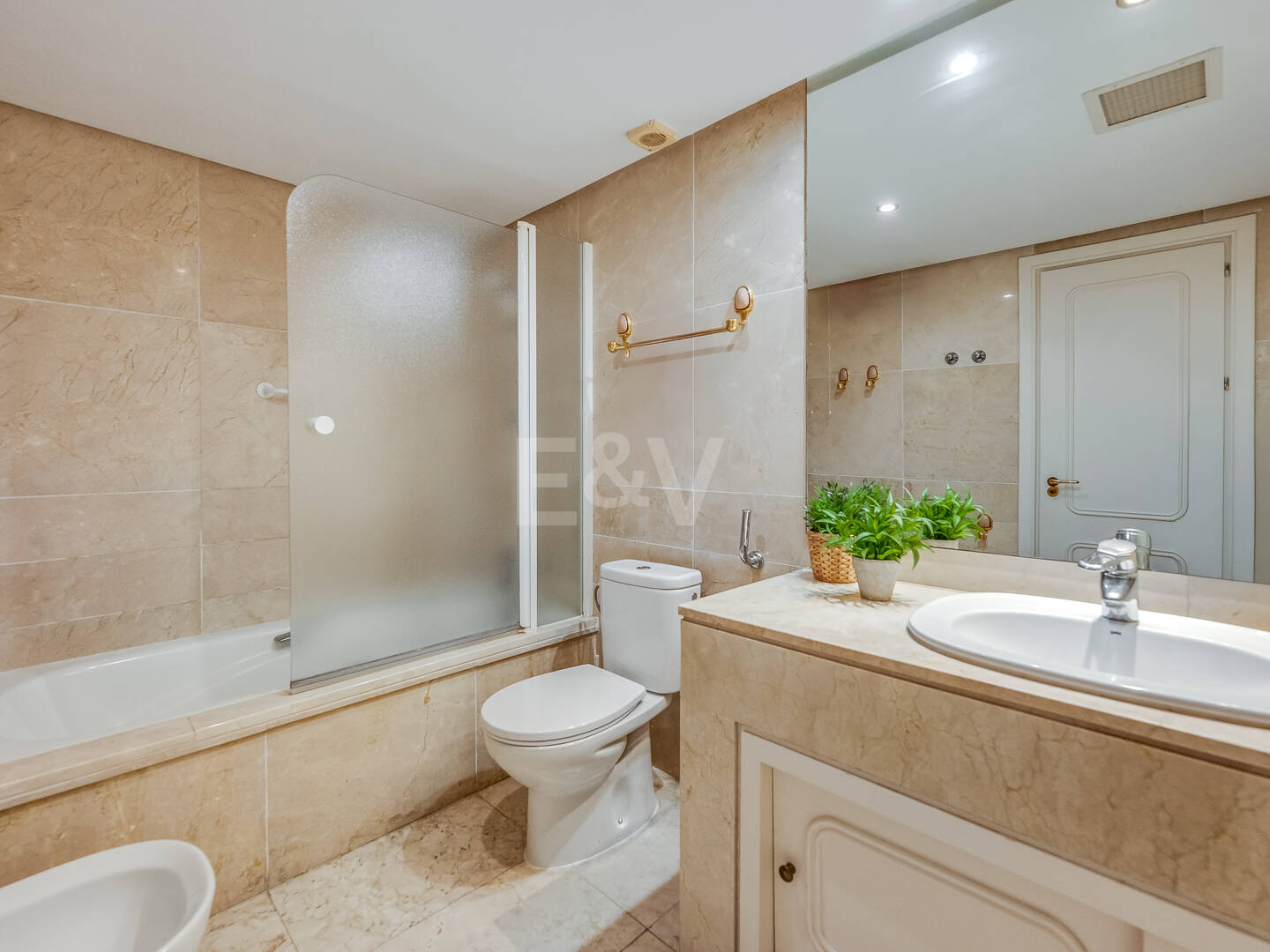 Bright Middle-Floor Apartment in Lomas de Marbella Club with Spacious Terrace