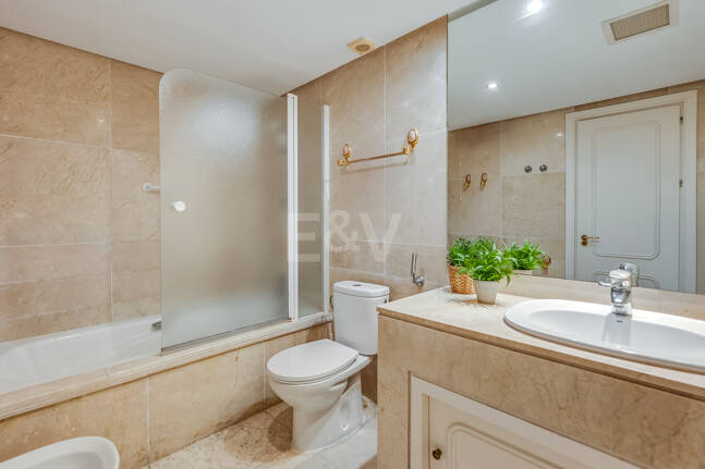 Bright Middle-Floor Apartment in Lomas de Marbella Club with Spacious Terrace