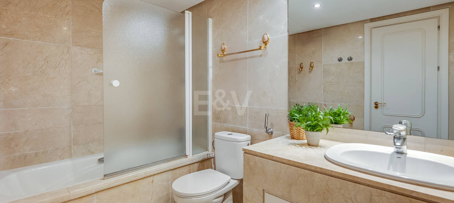 Helle Wohnung im Mittelgeschoss in Lomas de Marbella Club mit Großzügiger Terrasse