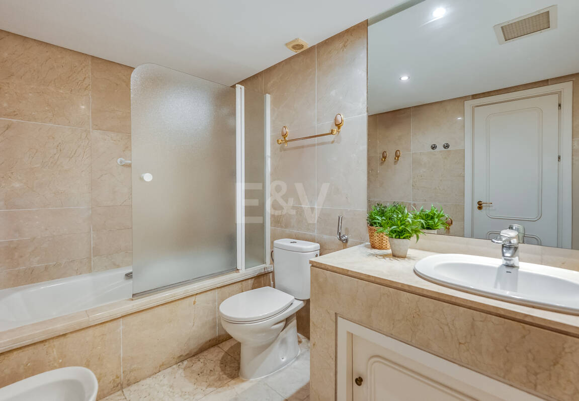 Bright Middle-Floor Apartment in Lomas de Marbella Club with Spacious Terrace