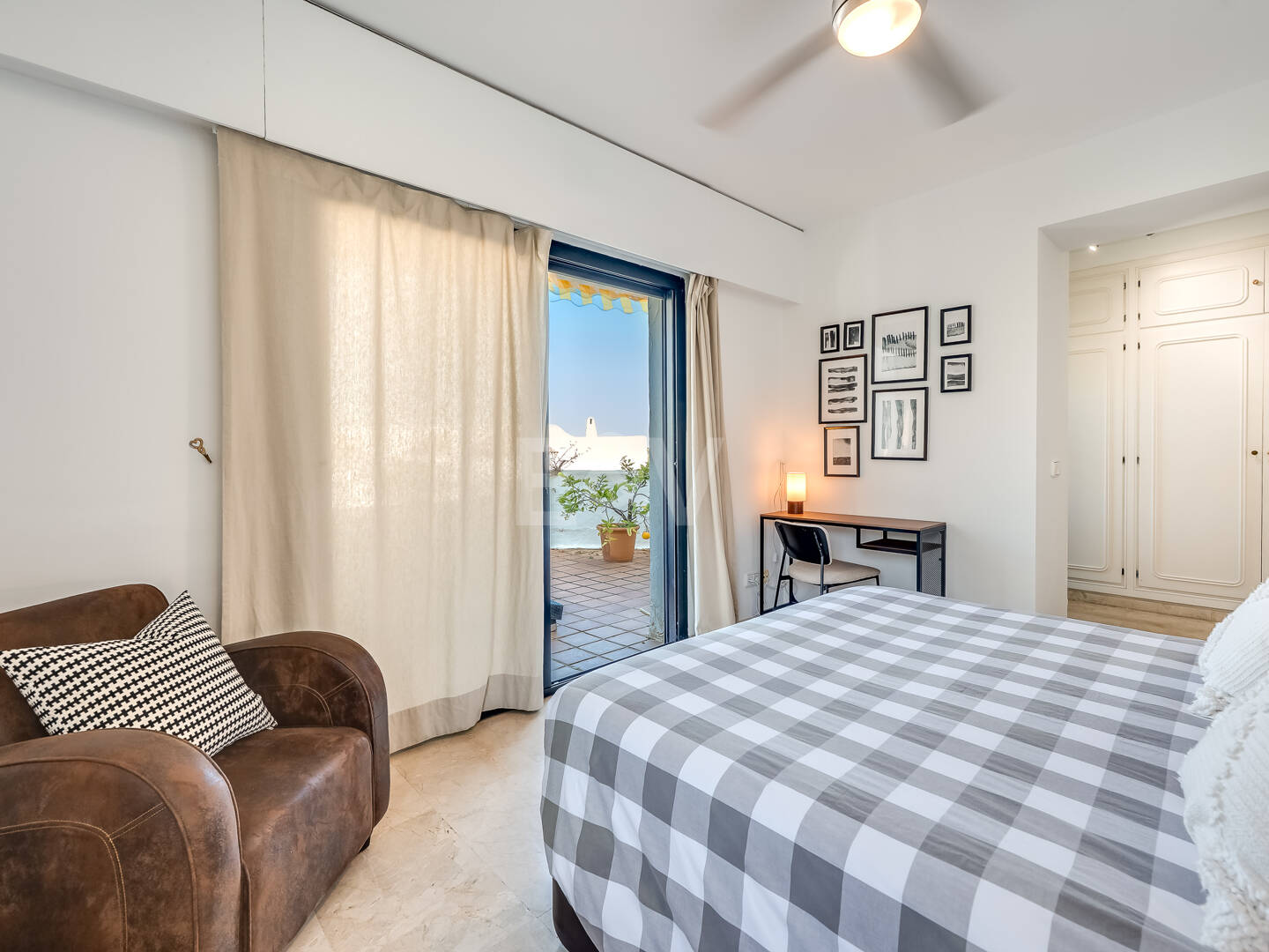 Bright Middle-Floor Apartment in Lomas de Marbella Club with Spacious Terrace