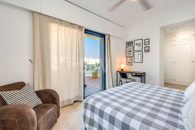 Bright Middle-Floor Apartment in Lomas de Marbella Club with Spacious Terrace