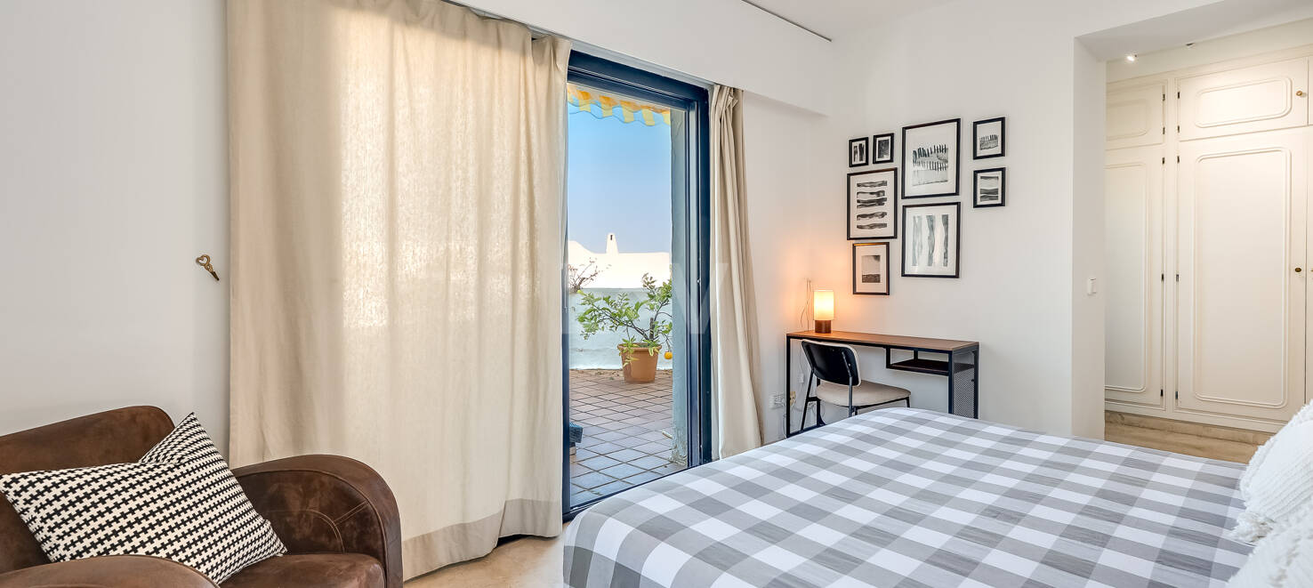 Helle Wohnung im Mittelgeschoss in Lomas de Marbella Club mit Großzügiger Terrasse