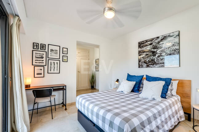 Bright Middle-Floor Apartment in Lomas de Marbella Club with Spacious Terrace