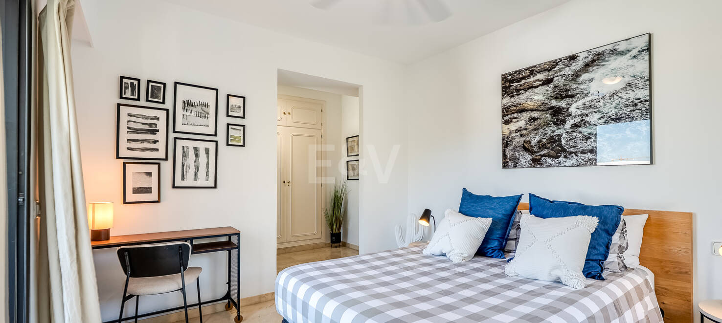 Helle Wohnung im Mittelgeschoss in Lomas de Marbella Club mit Großzügiger Terrasse