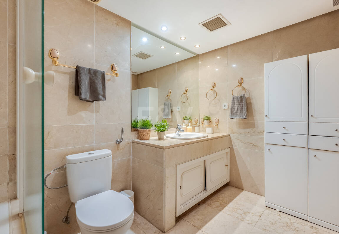 Bright Middle-Floor Apartment in Lomas de Marbella Club with Spacious Terrace