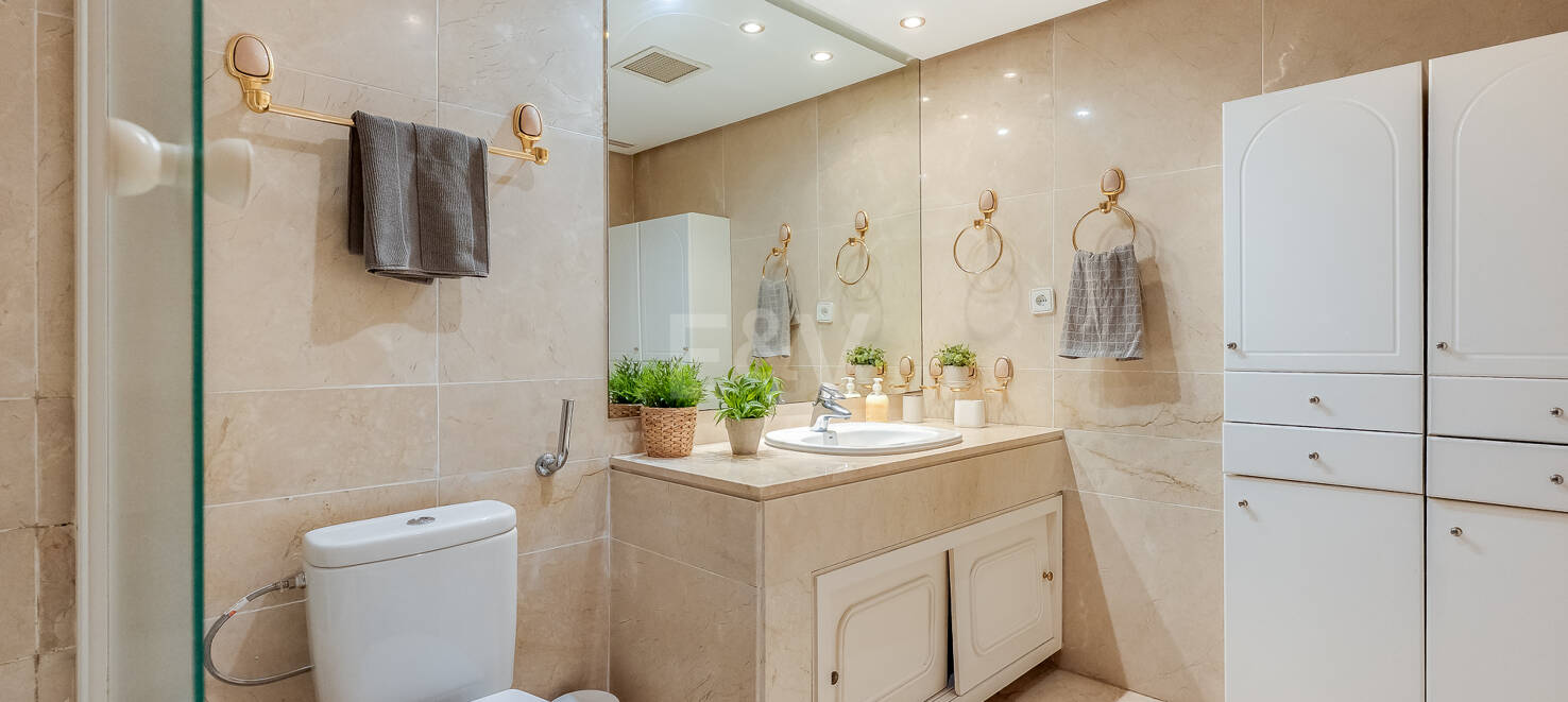 Helle Wohnung im Mittelgeschoss in Lomas de Marbella Club mit Großzügiger Terrasse