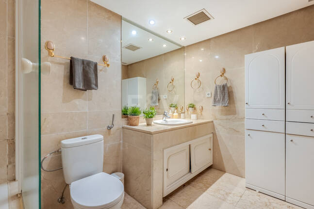 Bright Middle-Floor Apartment in Lomas de Marbella Club with Spacious Terrace