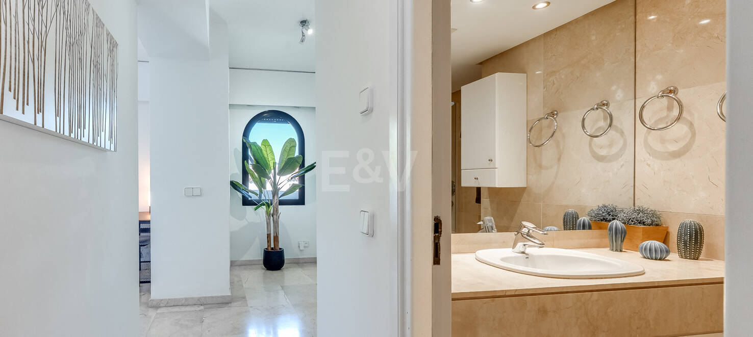 Helle Wohnung im Mittelgeschoss in Lomas de Marbella Club mit Großzügiger Terrasse