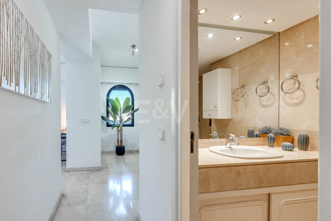 Bright Middle-Floor Apartment in Lomas de Marbella Club with Spacious Terrace