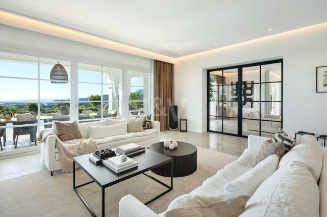 Prestigefylld Marbella Club Golf Villa med Breathtaking Mediterranean Vistas