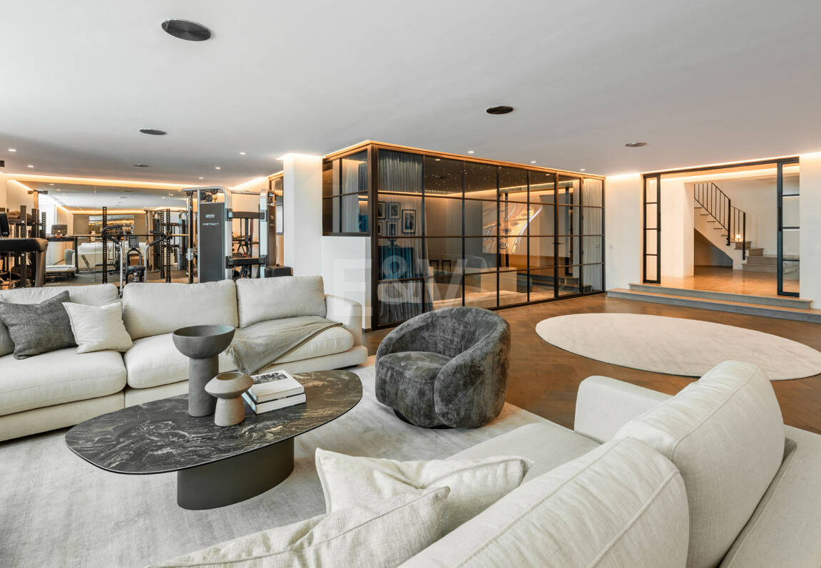 Prestigefylld Marbella Club Golf Villa med Breathtaking Mediterranean Vistas