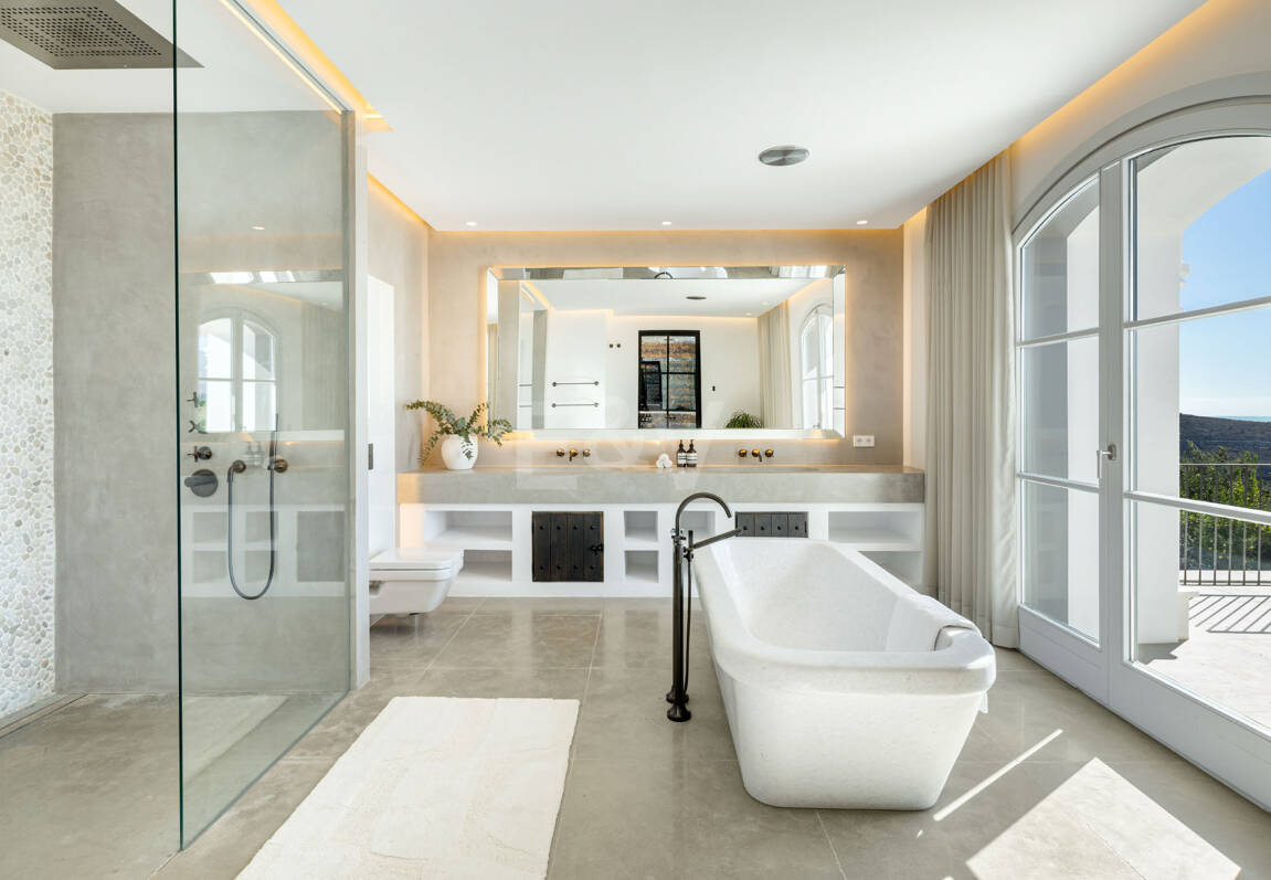 Prestigefylld Marbella Club Golf Villa med Breathtaking Mediterranean Vistas