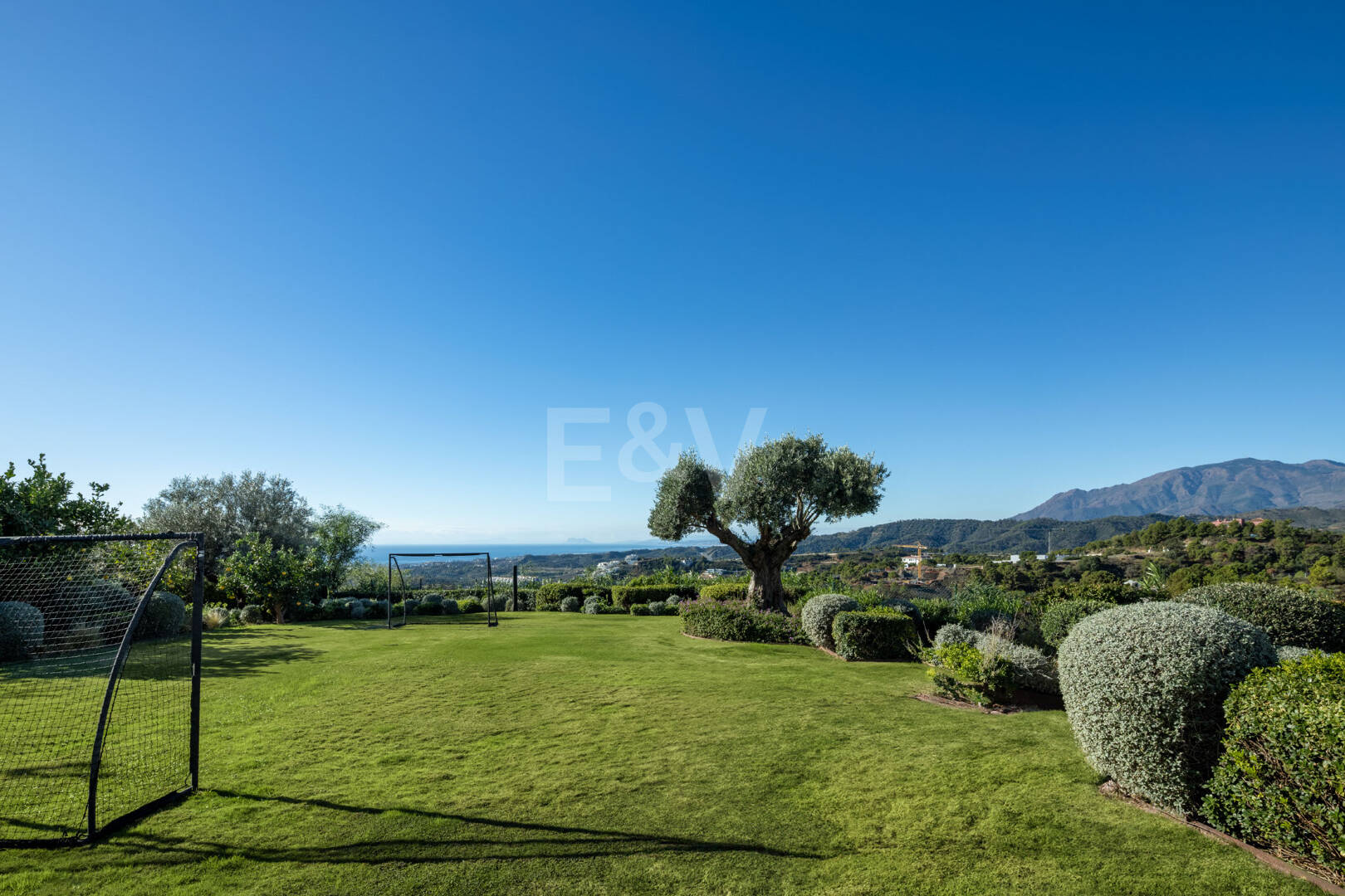 Prestigefylld Marbella Club Golf Villa med Breathtaking Mediterranean Vistas