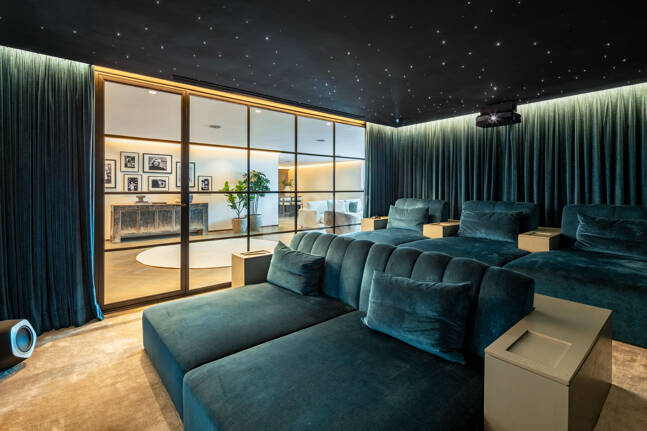 Prestigefylld Marbella Club Golf Villa med Breathtaking Mediterranean Vistas