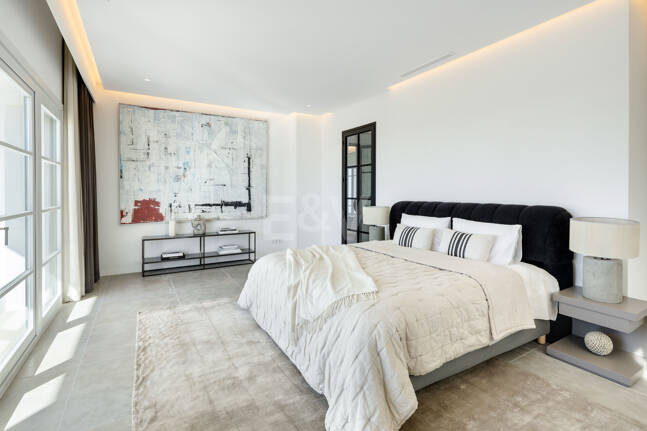 Prestigefylld Marbella Club Golf Villa med Breathtaking Mediterranean Vistas