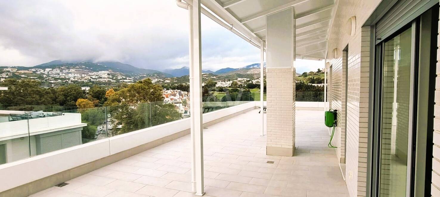 Exclusive 3-bedroom penthouse with a spectacular panoramic terrace in San Pedro de Alcántara