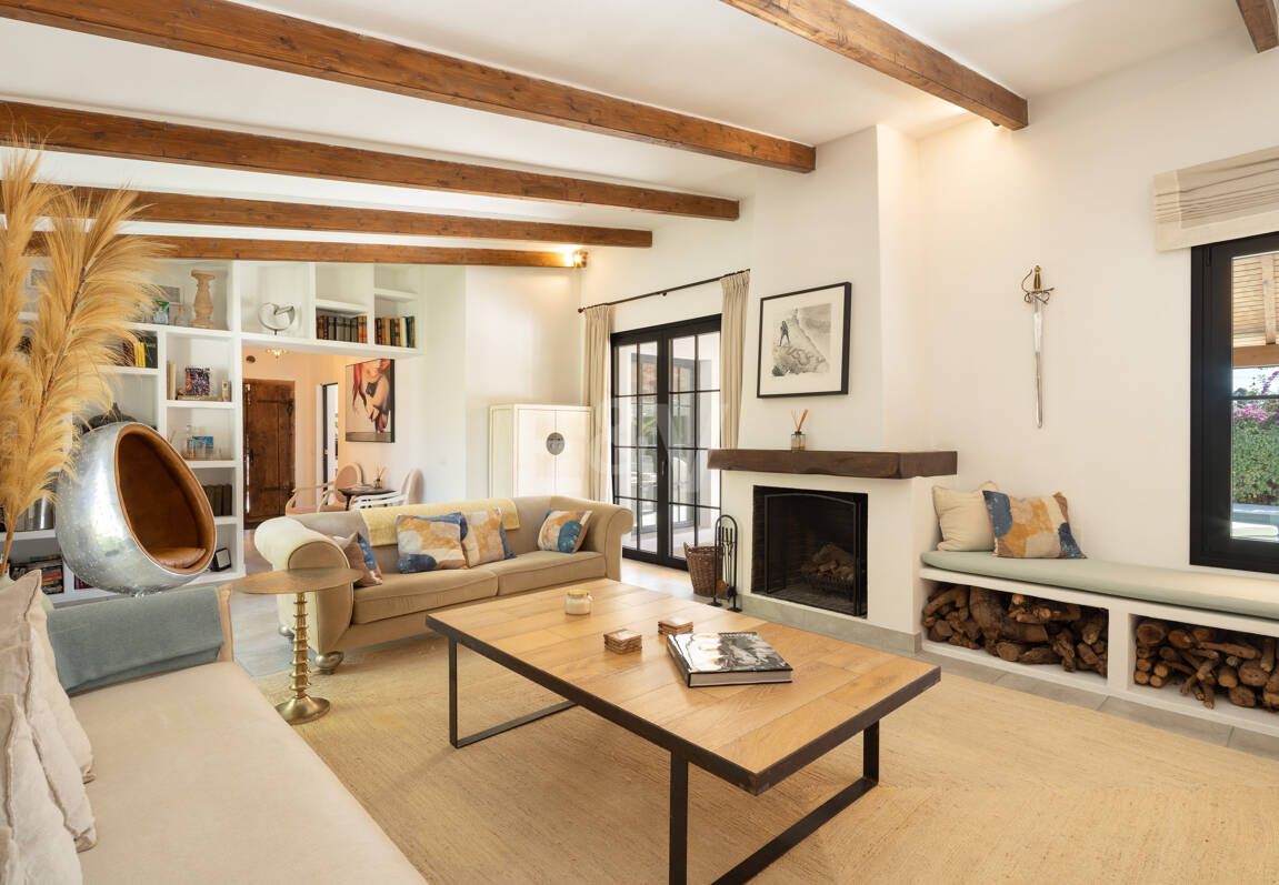 Golf-Side Villa mit ibizenkischem Charme und privater Gästewohnung