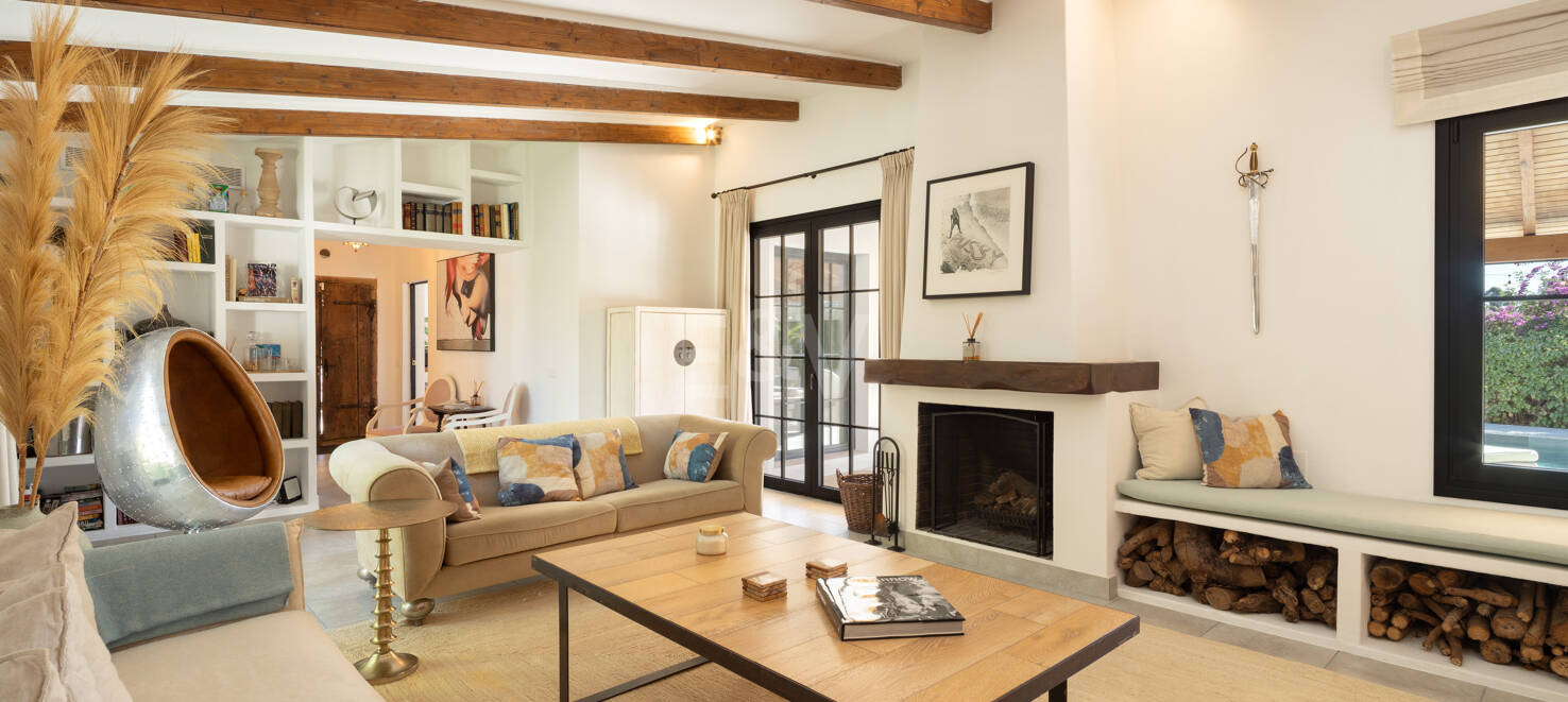 Villa Golf-Side con Encanto Ibicenco y Alojamiento Privado para Invitados