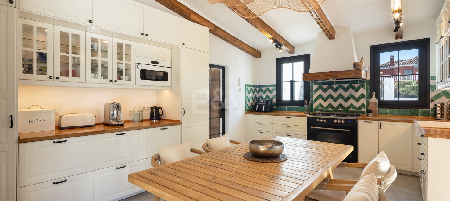 Villa Golf-Side con Encanto Ibicenco y Alojamiento Privado para Invitados