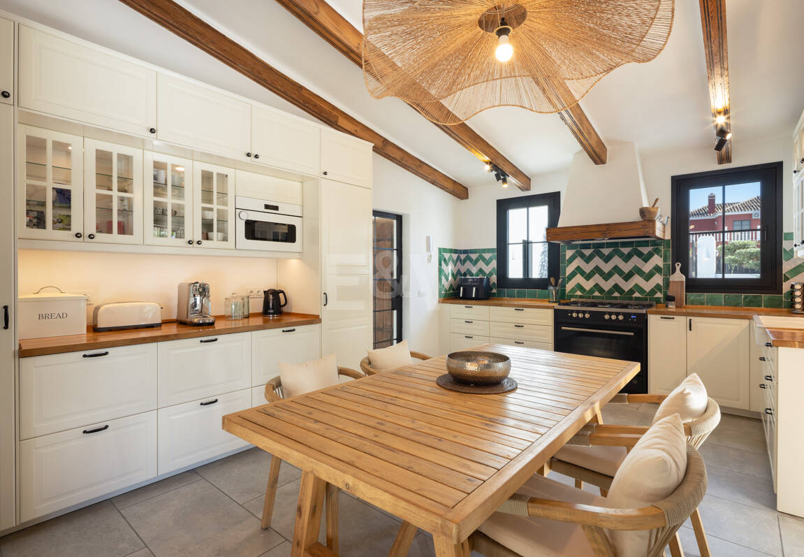 Golf-Side Villa mit ibizenkischem Charme und privater Gästewohnung