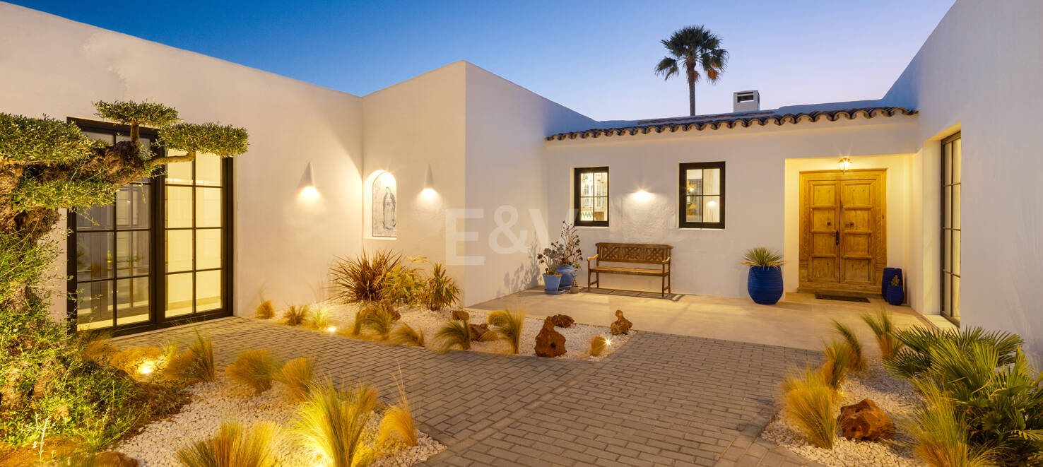 Villa Golf-Side con Encanto Ibicenco y Alojamiento Privado para Invitados