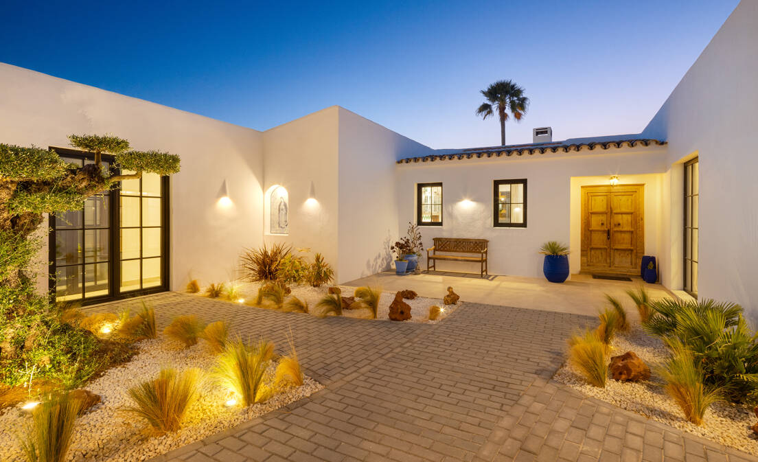 Villa Golf-Side con Encanto Ibicenco y Alojamiento Privado para Invitados