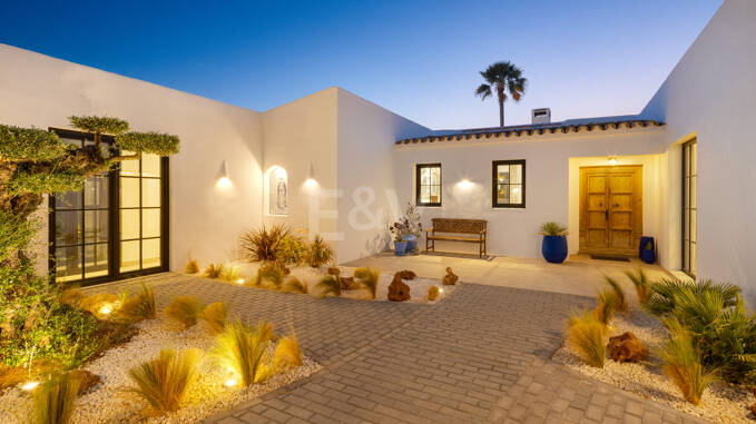 Villa am Golfplatz mit Ibiza-Charme und separater Gästeunterkunft