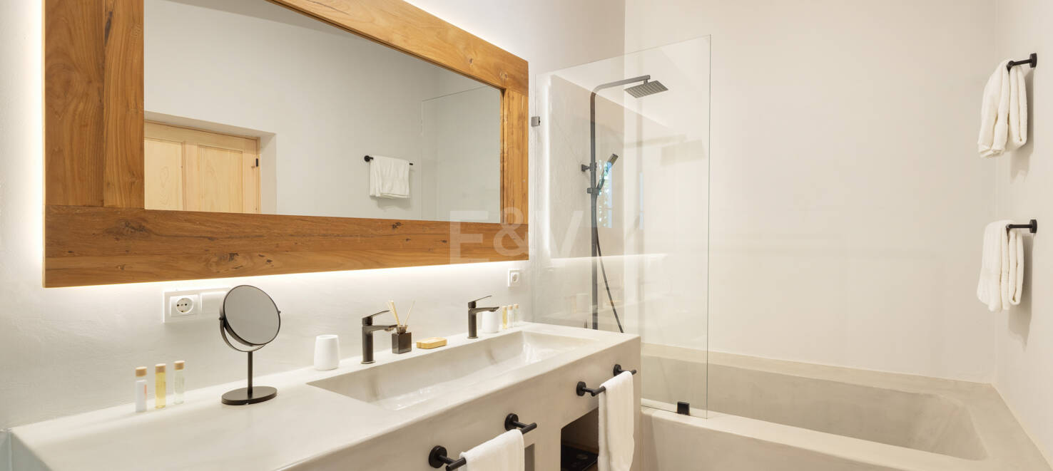 Villa Golf-Side con Encanto Ibicenco y Alojamiento Privado para Invitados