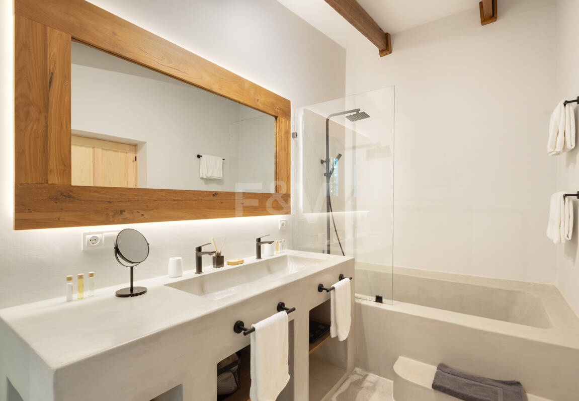 Golf-Side Villa mit ibizenkischem Charme und privater Gästewohnung