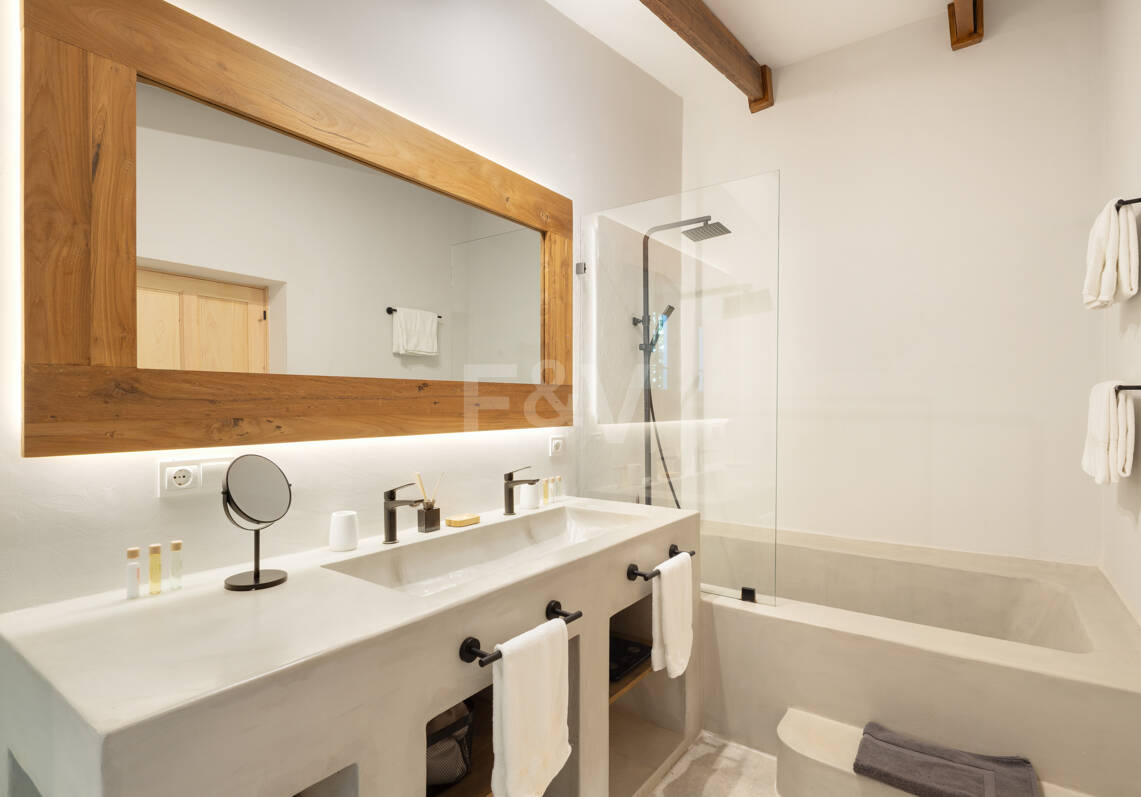 Golf-Side Villa with Ibiza Charm and Private Guest Accommodation