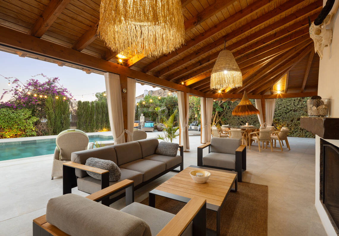 Golf-Side Villa with Ibiza Charm and Private Guest Accommodation