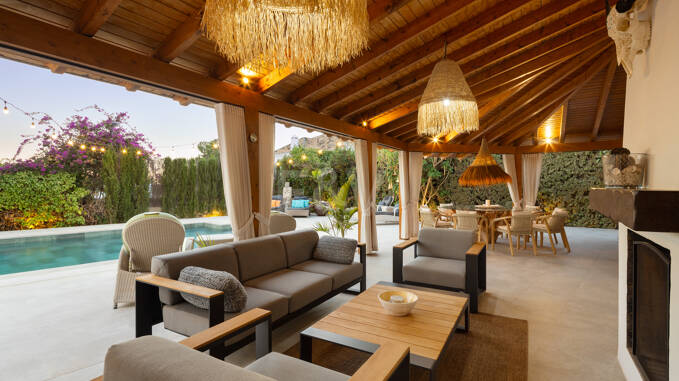 Villa am Golfplatz mit Ibiza-Charme und separater Gästeunterkunft