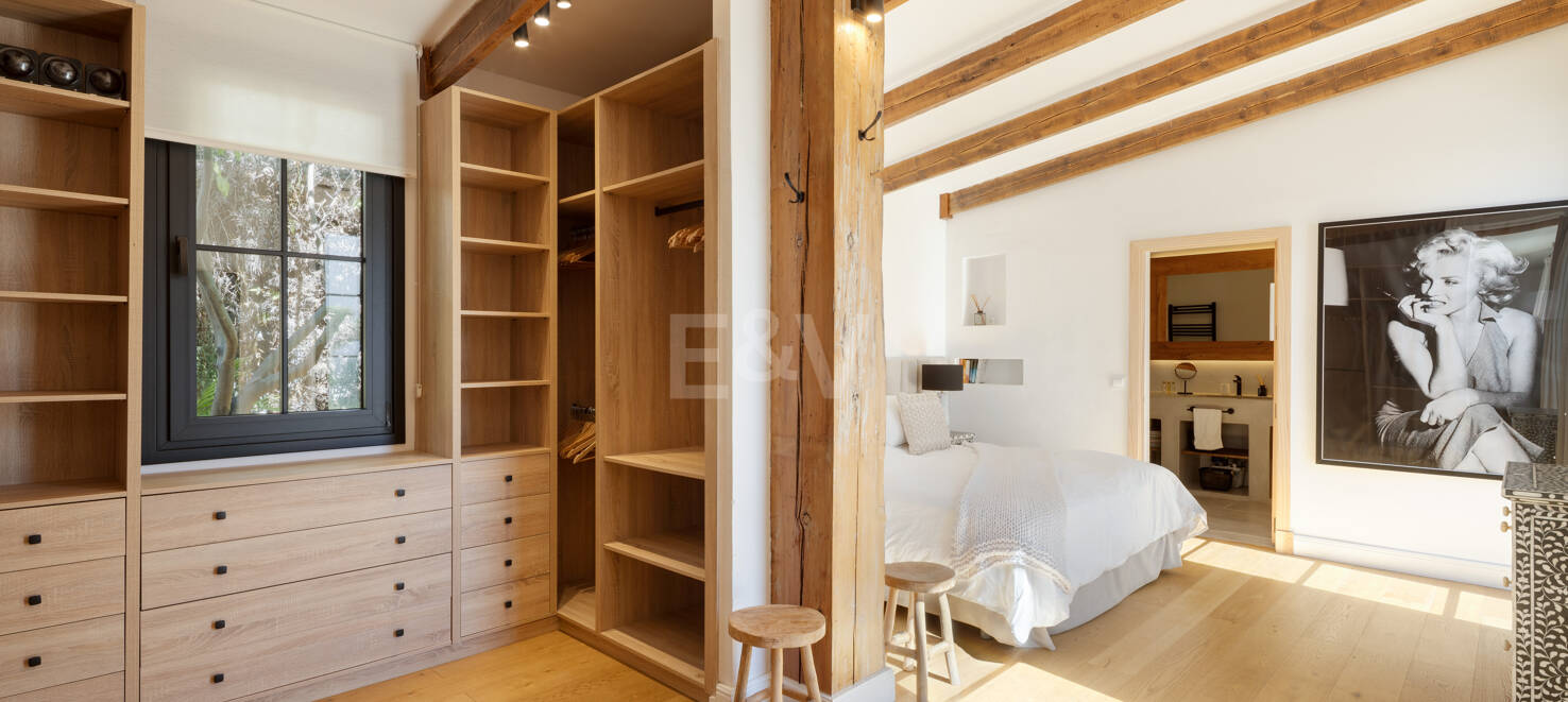 Villa Golf-Side con Encanto Ibicenco y Alojamiento Privado para Invitados